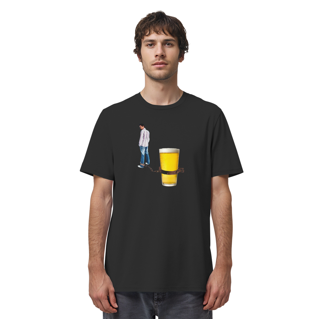 Mann trägt BIER KETTE Meme Shirt in Schwarz, Vorderansicht