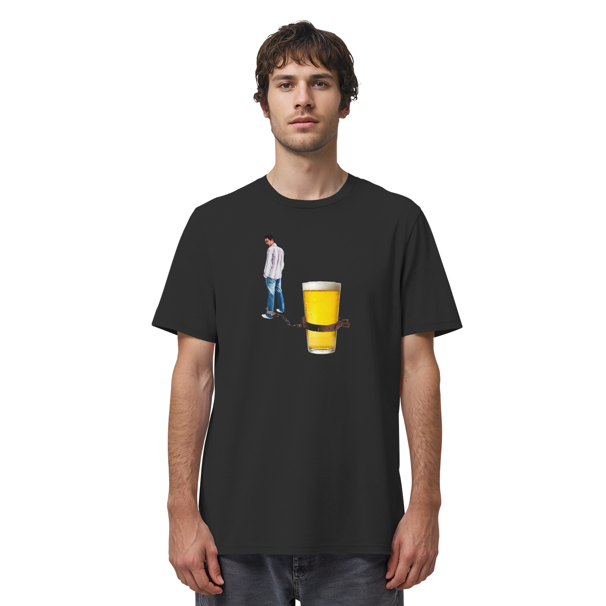 Mann trägt BIER KETTE Meme Shirt in Schwarz, Vorderansicht