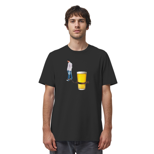 Mann trägt BIER KETTE Meme Shirt in Schwarz, Vorderansicht