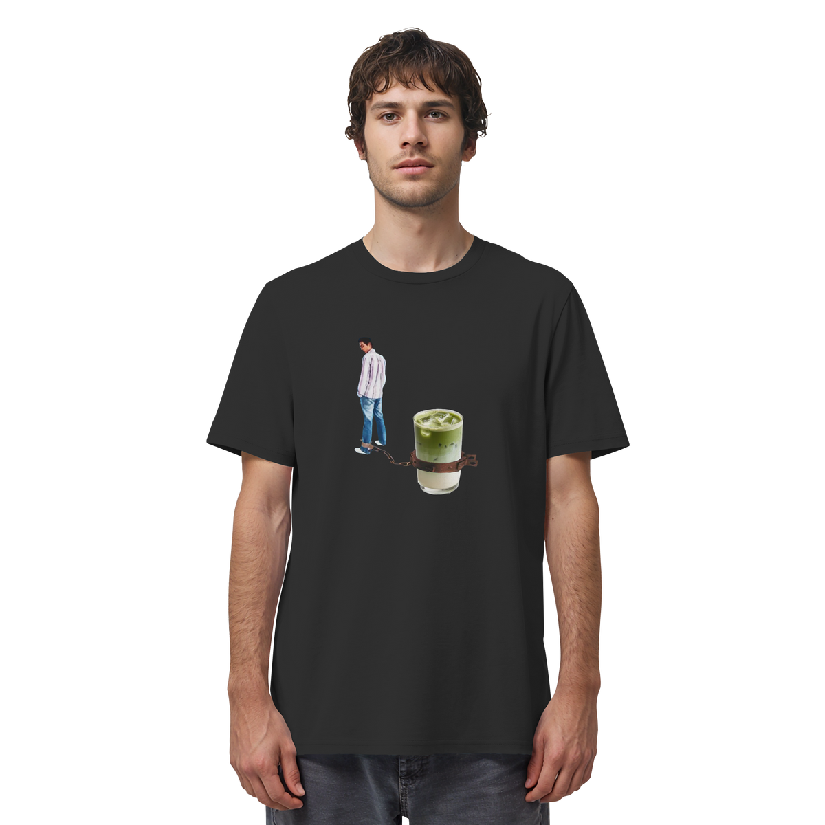 Mann trägt MATCHA KETTE Meme Shirt in Schwarz, Vorderansicht