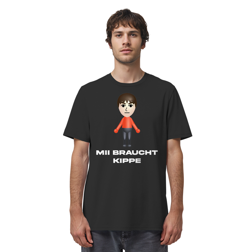 Mann trägt MII BRAUCHT KIPPE Meme Shirt in Schwarz, Vorderansicht
