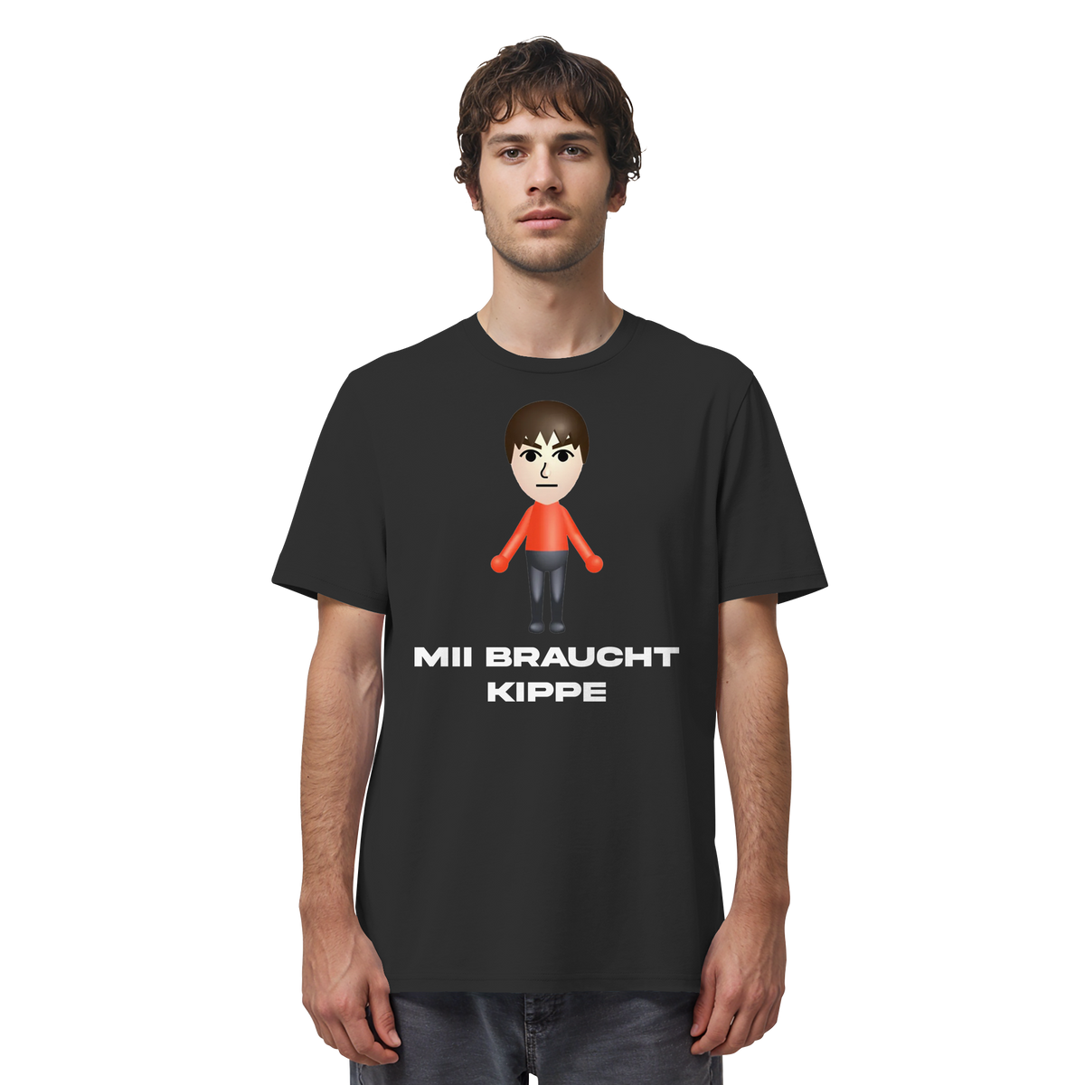 Mann trägt MII BRAUCHT KIPPE Meme Shirt in Schwarz, Vorderansicht