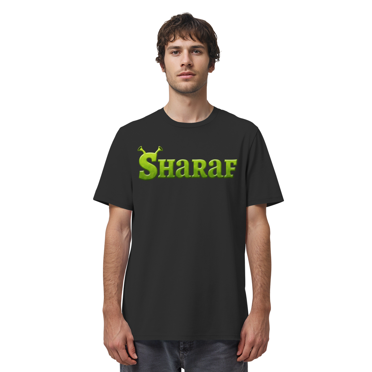 Mann trägt BINIT OHNE ODER MIT SHARAF Meme Shirt in Schwarz, Vorderansicht