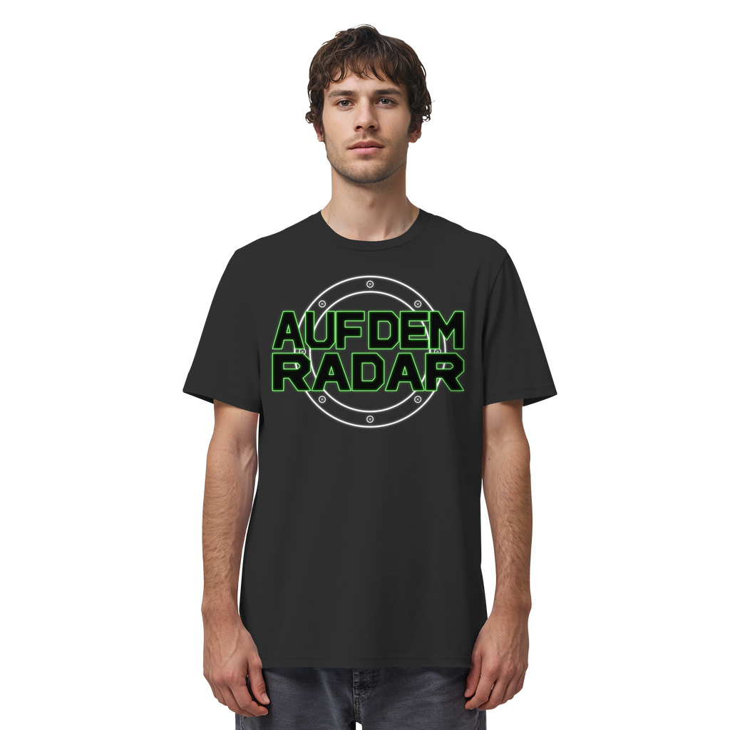 Mann trägt AUF DEM RADAR Meme Shirt in Schwarz, Vorderansicht