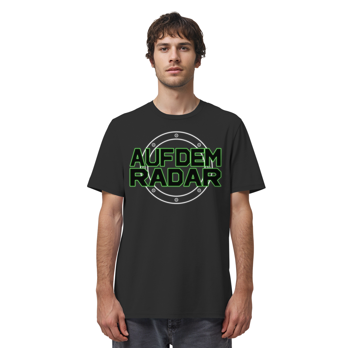 Mann trägt AUF DEM RADAR Meme Shirt in Schwarz, Vorderansicht