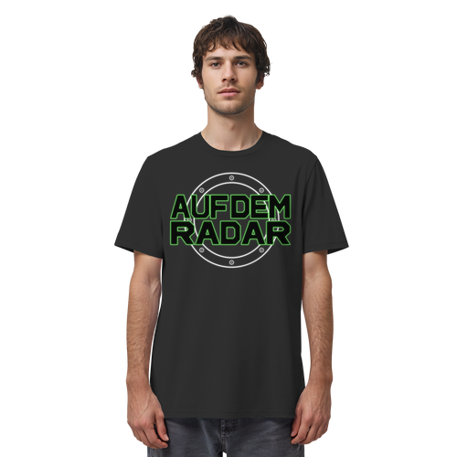 Mann trägt AUF DEM RADAR Meme Shirt in Schwarz, Vorderansicht