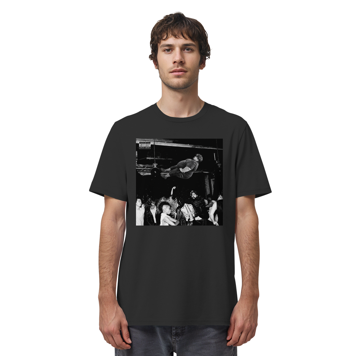 Mann trägt Playboi Carti x Rainer Winkler Meme Shirt in Schwarz, Vorderansicht