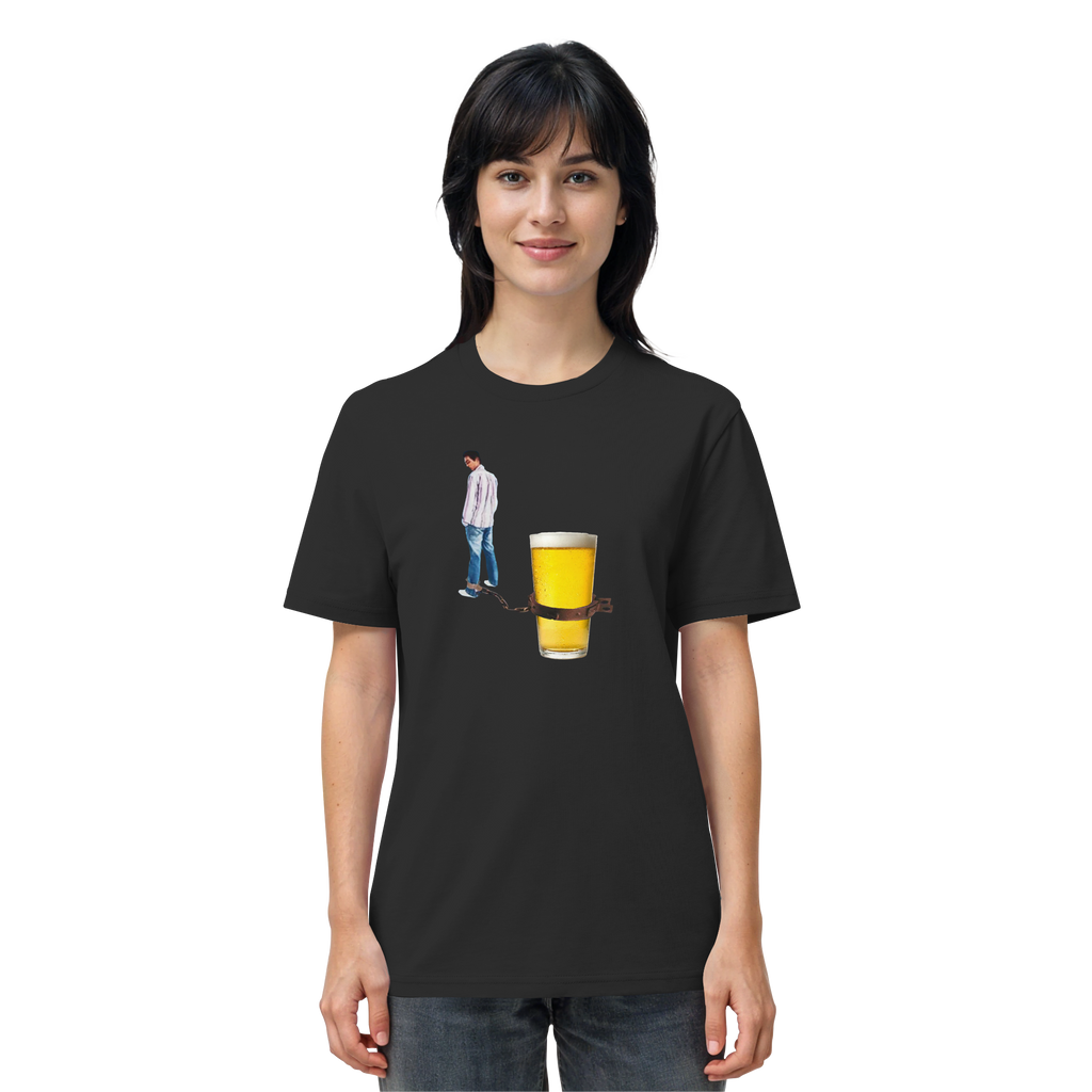 Frau trägt BIER KETTE Meme Shirt in Schwarz, Vorderansicht