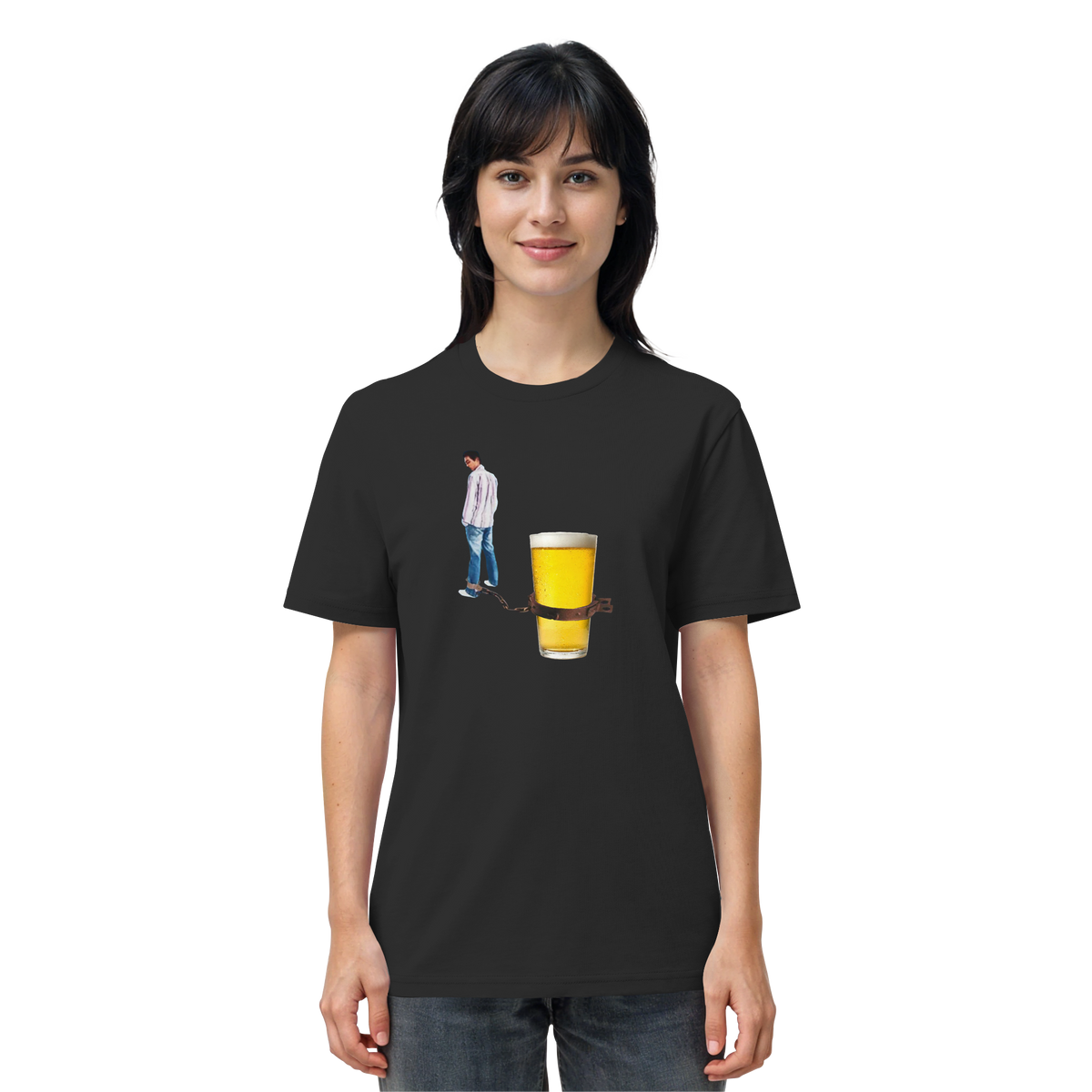 Frau trägt BIER KETTE Meme Shirt in Schwarz, Vorderansicht