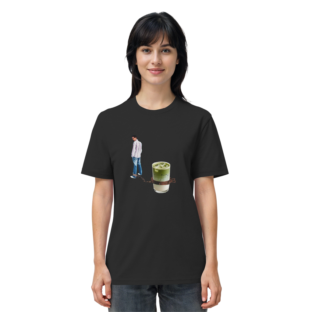 Frau trägt MATCHA KETTE Meme Shirt in Schwarz, Vorderansicht