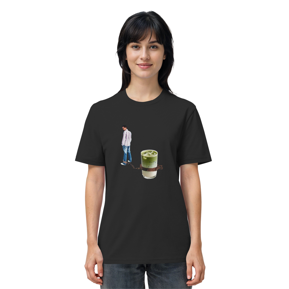 Frau trägt MATCHA KETTE Meme Shirt in Schwarz, Vorderansicht