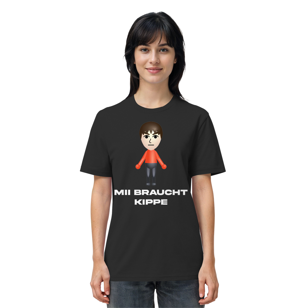 Frau trägt MII BRAUCHT KIPPE Meme Shirt in Schwarz, Vorderansicht
