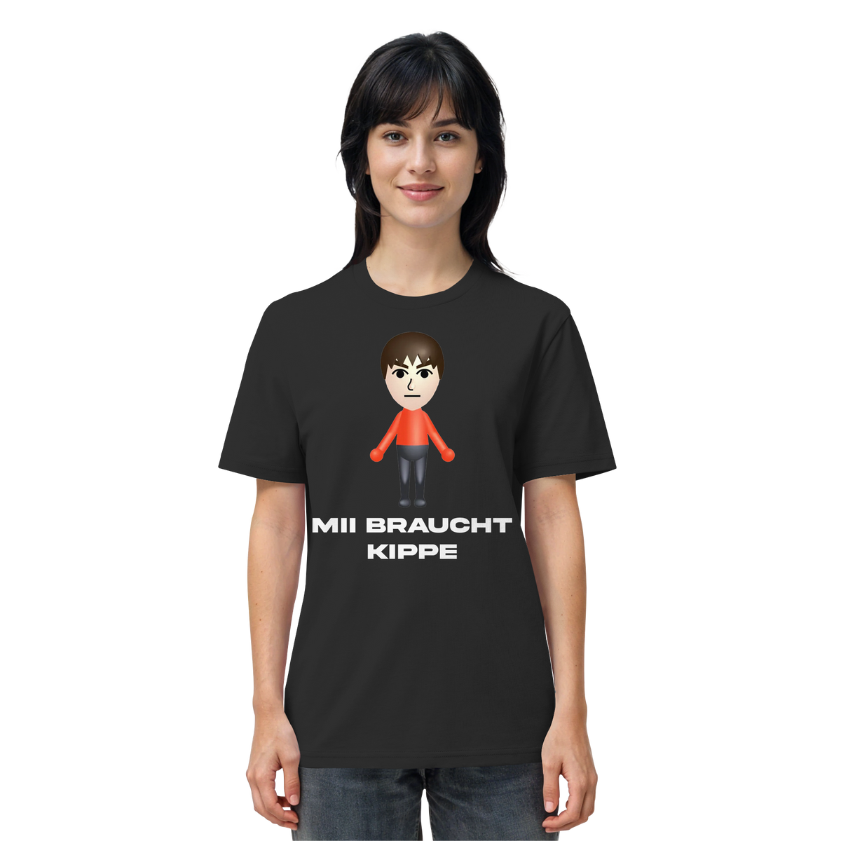 Frau trägt MII BRAUCHT KIPPE Meme Shirt in Schwarz, Vorderansicht