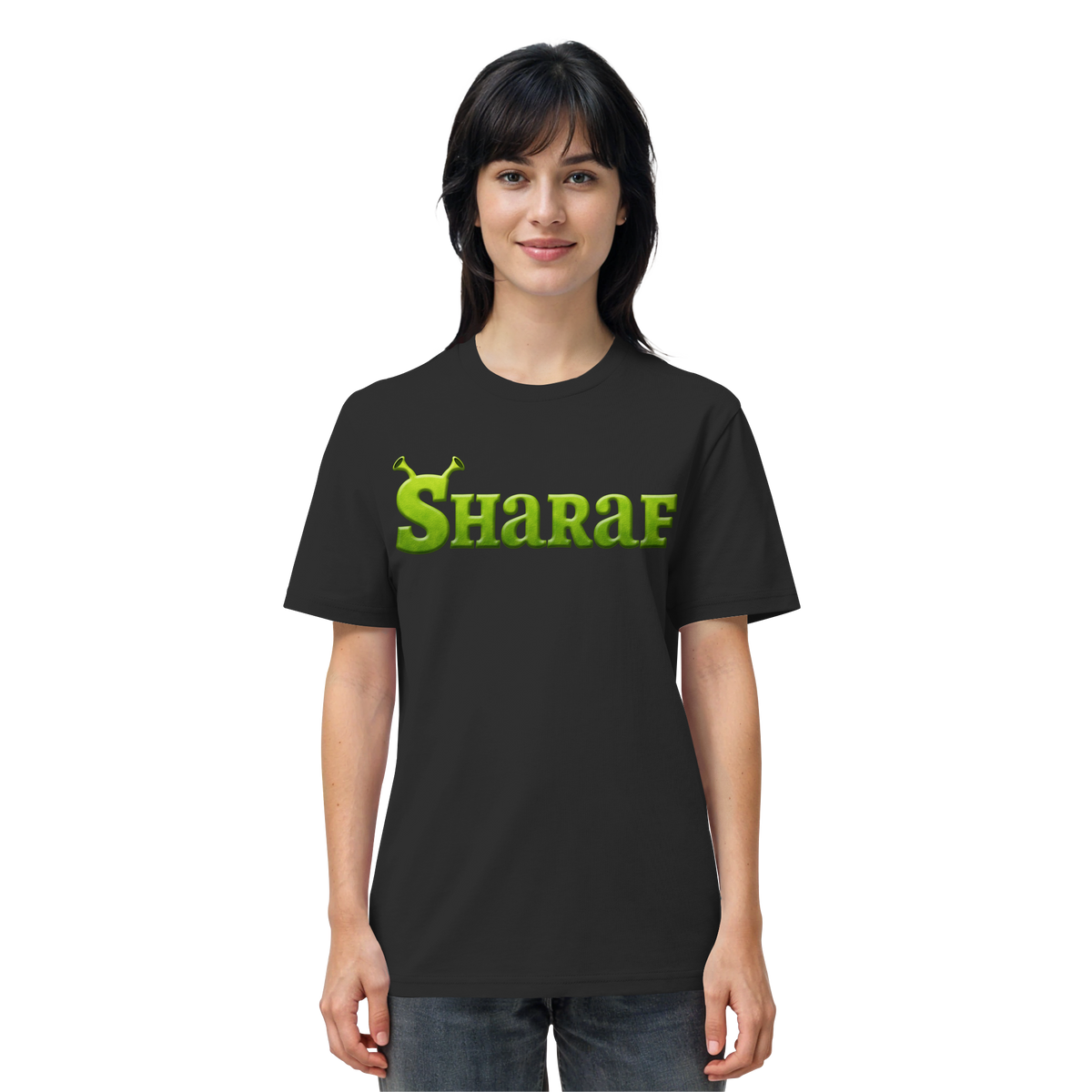 Frau trägt BINIT OHNE ODER MIT SHARAF Meme Shirt in Schwarz, Vorderansicht