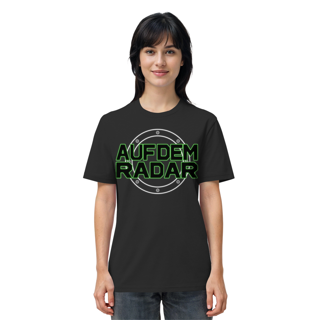 Frau trägt AUF DEM RADAR Meme Shirt in Schwarz, Vorderansicht
