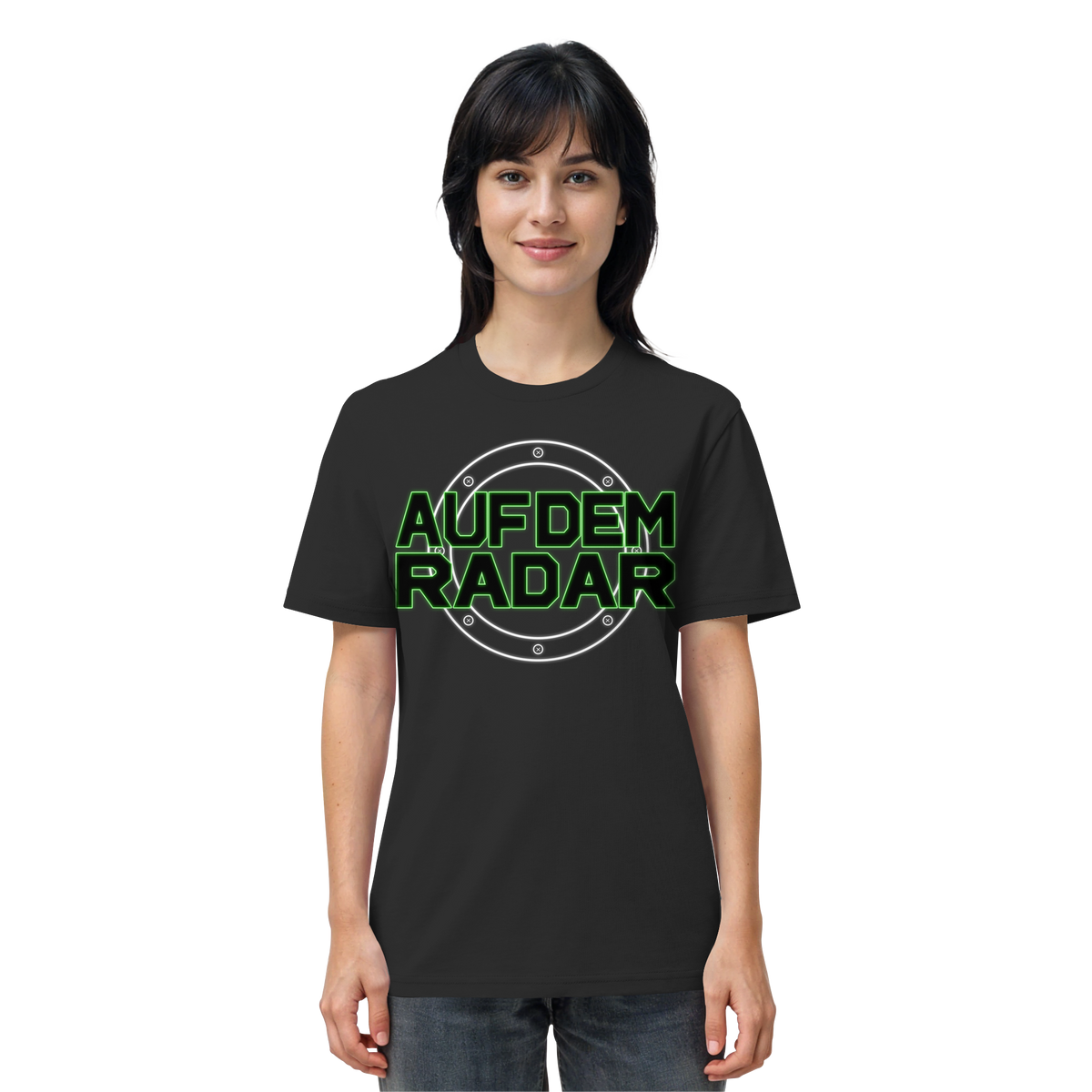 Frau trägt AUF DEM RADAR Meme Shirt in Schwarz, Vorderansicht