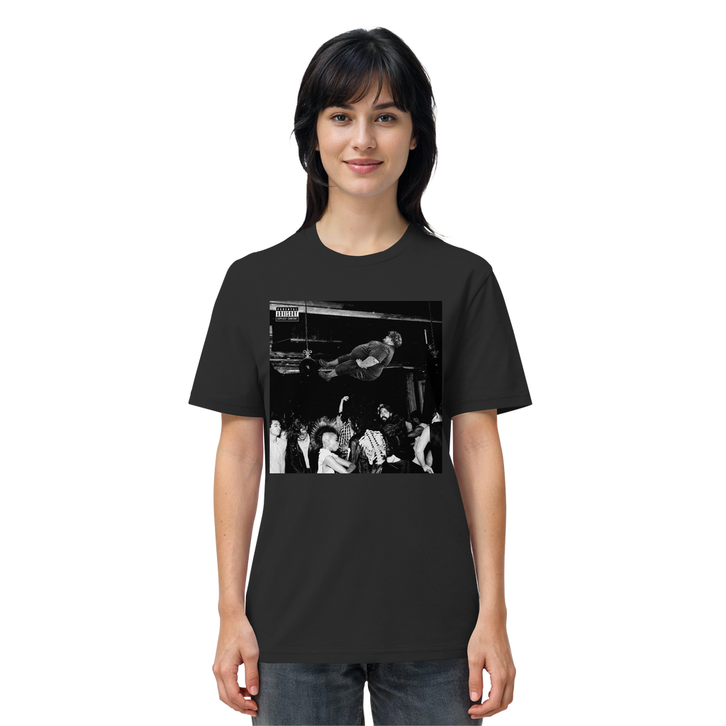 Frau trägt Playboi Carti x Rainer Winkler Meme Shirt in Schwarz, Vorderansicht