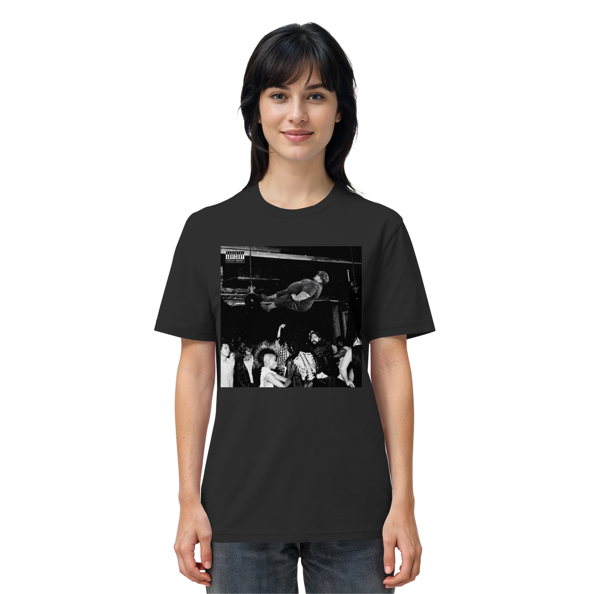 Frau trägt Playboi Carti x Rainer Winkler Meme Shirt in Schwarz, Vorderansicht