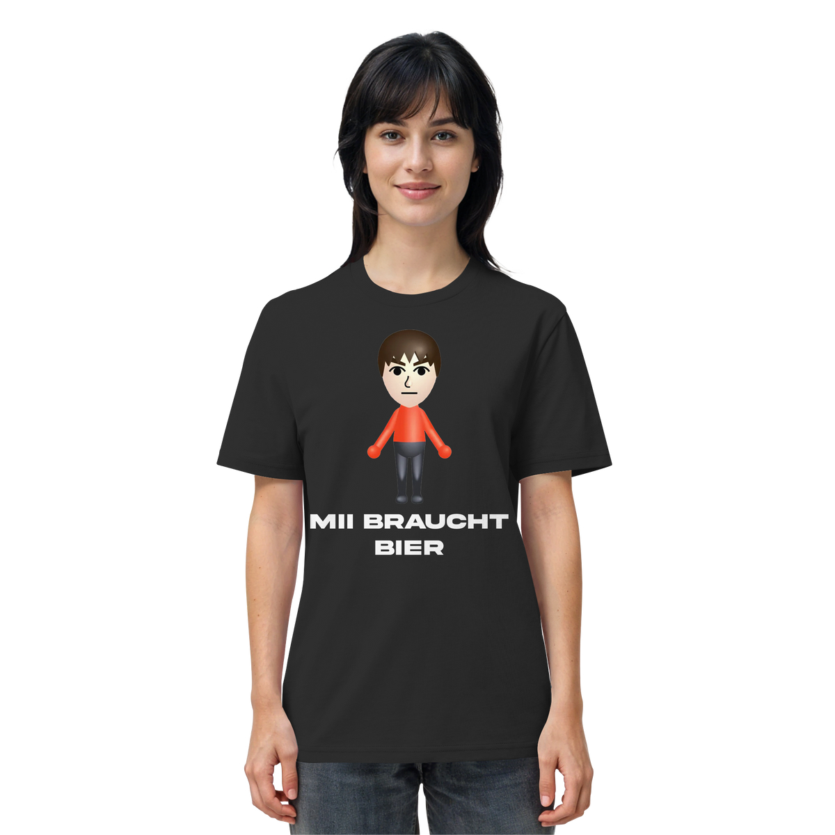 Frau trägt MII BRAUCHT BIER Meme Shirt in Schwarz, Vorderansicht