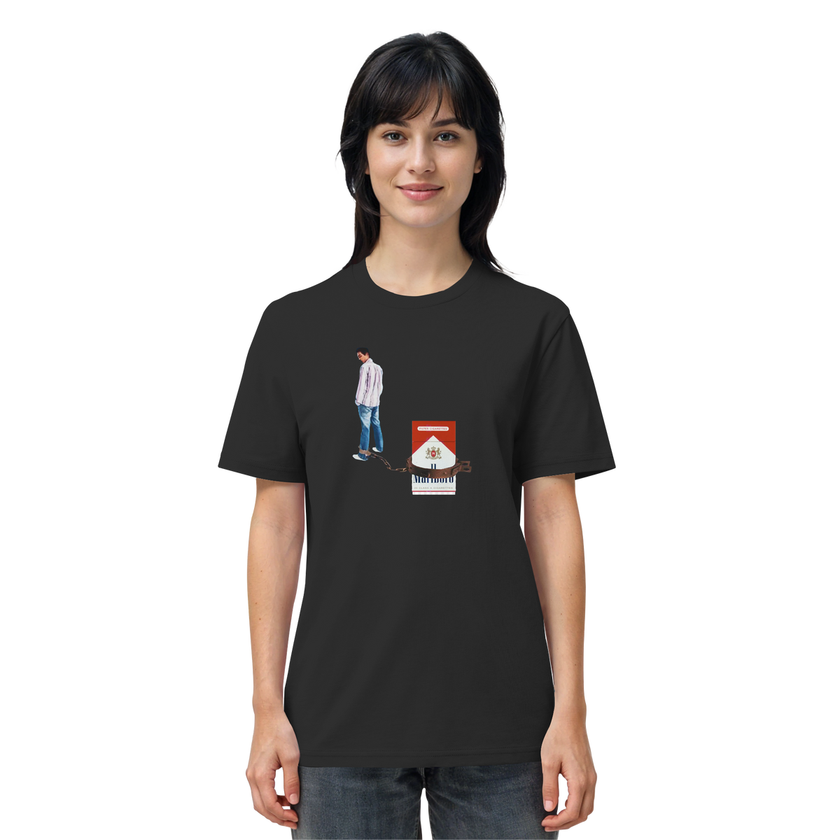 Frau trägt KIPPEN KETTE Meme Shirt in Schwarz, Vorderansicht