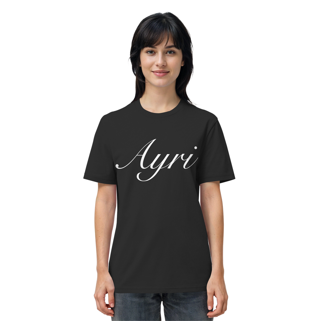 Frau trägt AYRI #2 Meme Shirt in Schwarz, Vorderansicht