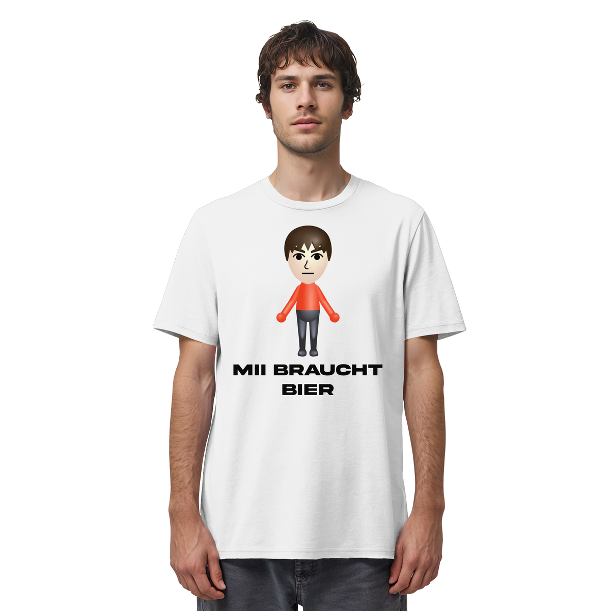 Mann trägt MII BRAUCHT BIER Meme Shirt in Weiß, Vorderansicht