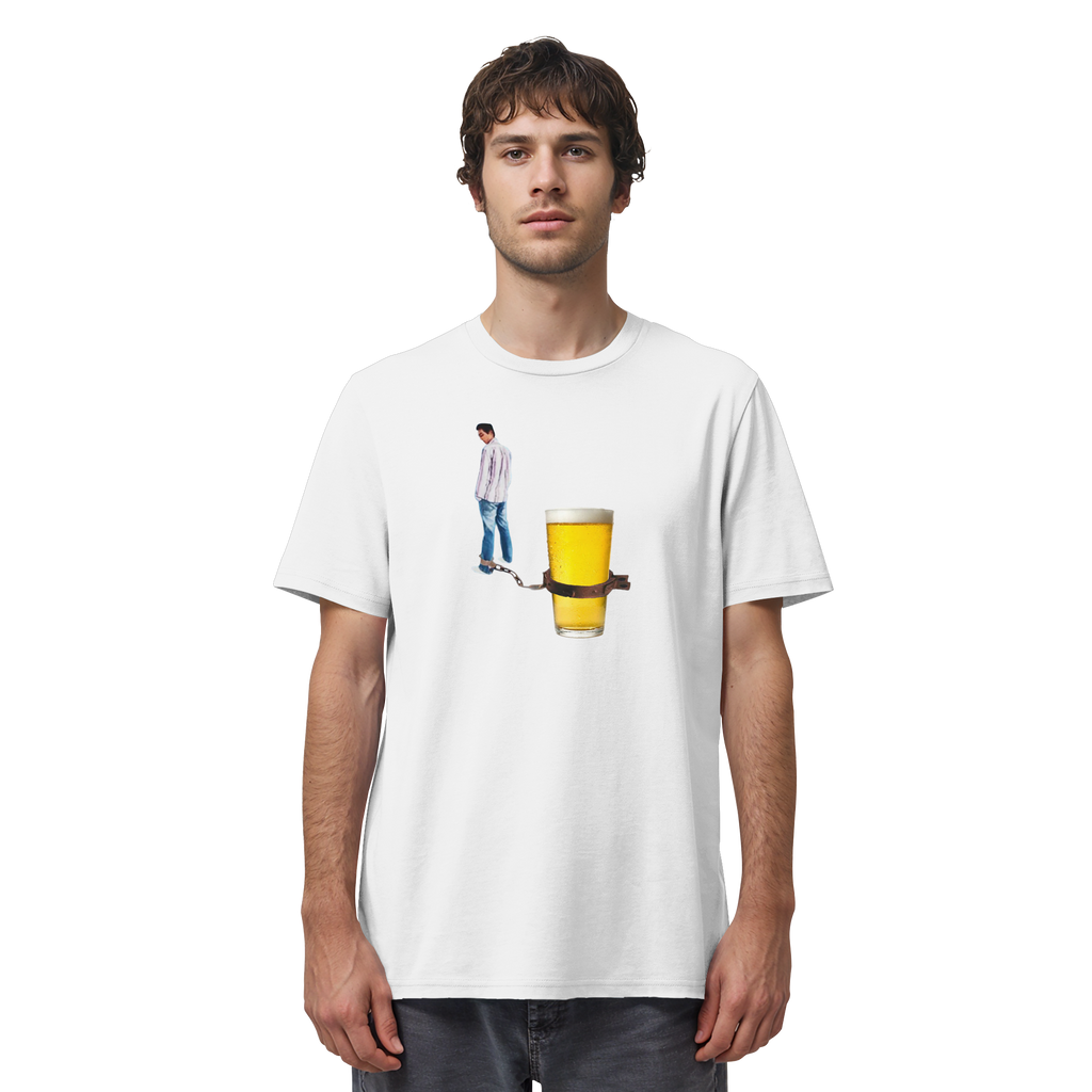 Mann trägt BIER KETTE Meme Shirt in Weiß, Vorderansicht