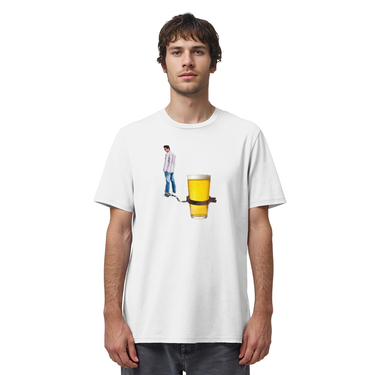 Mann trägt BIER KETTE Meme Shirt in Weiß, Vorderansicht