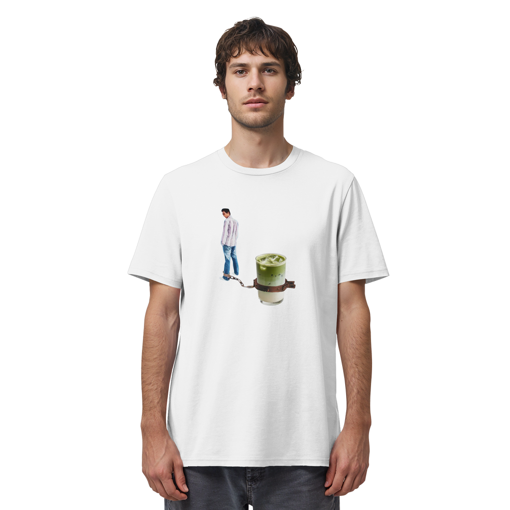 Mann trägt MATCHA KETTE Meme Shirt in Weiß, Vorderansicht