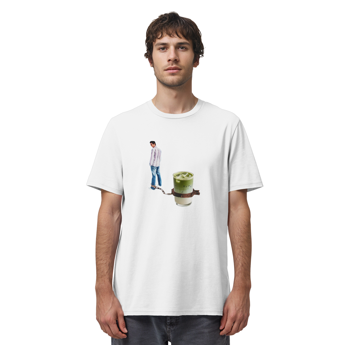 Mann trägt MATCHA KETTE Meme Shirt in Weiß, Vorderansicht