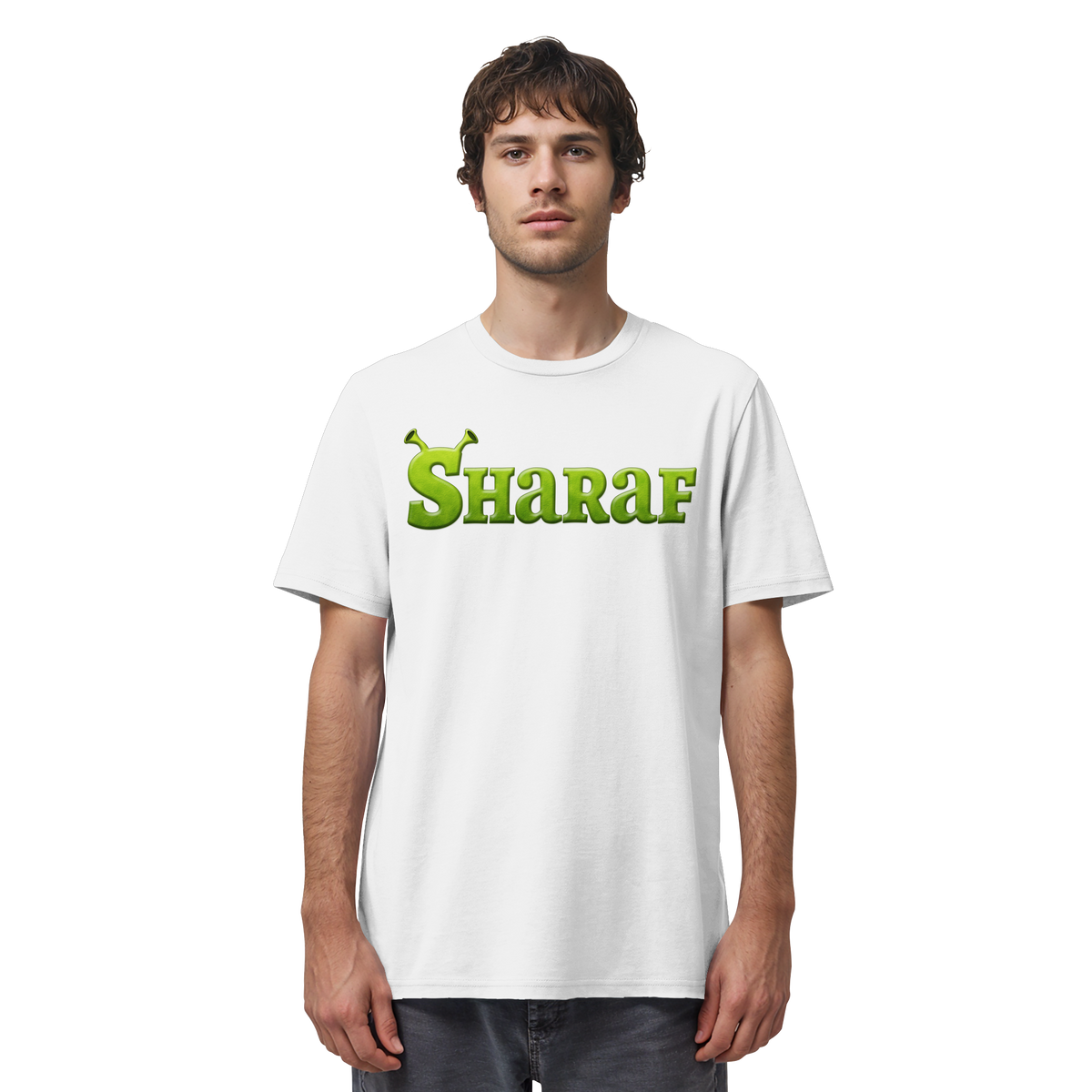 Mann trägt BINIT OHNE ODER MIT SHARAF Meme Shirt in Weiß, Vorderansicht