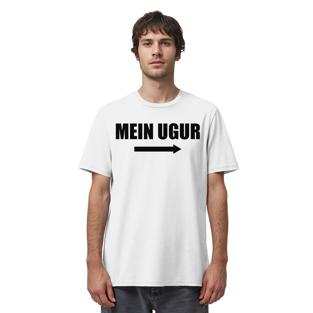 Mann trägt MEIN UGUR Meme Shirt in Weiß, Vorderansicht