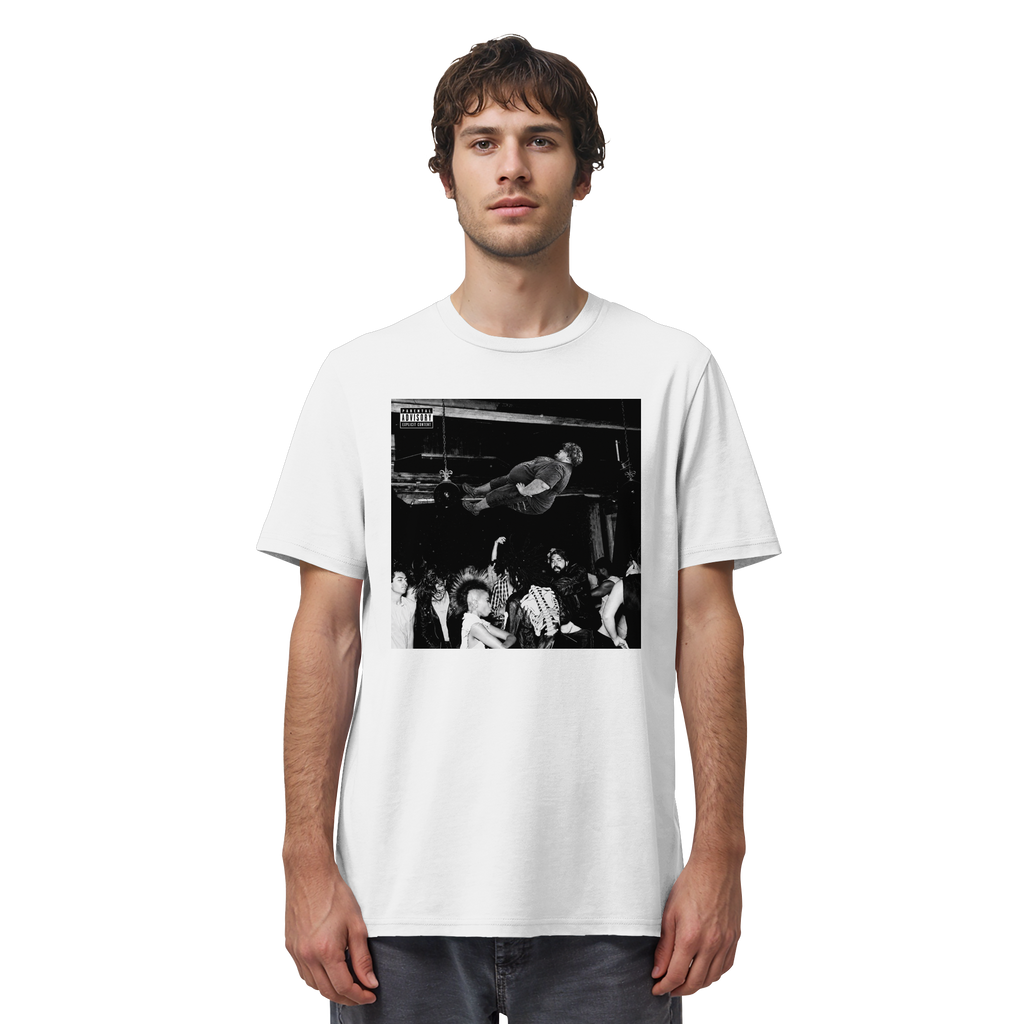 Mann trägt Playboi Carti x Rainer Winkler Meme Shirt in Weiß, Vorderansicht