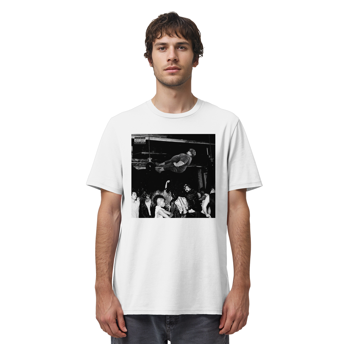 Mann trägt Playboi Carti x Rainer Winkler Meme Shirt in Weiß, Vorderansicht