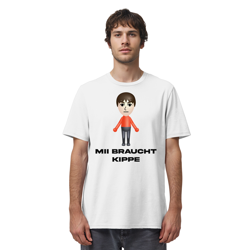Mann trägt MII BRAUCHT KIPPE Meme Shirt in Weiß, Vorderansicht