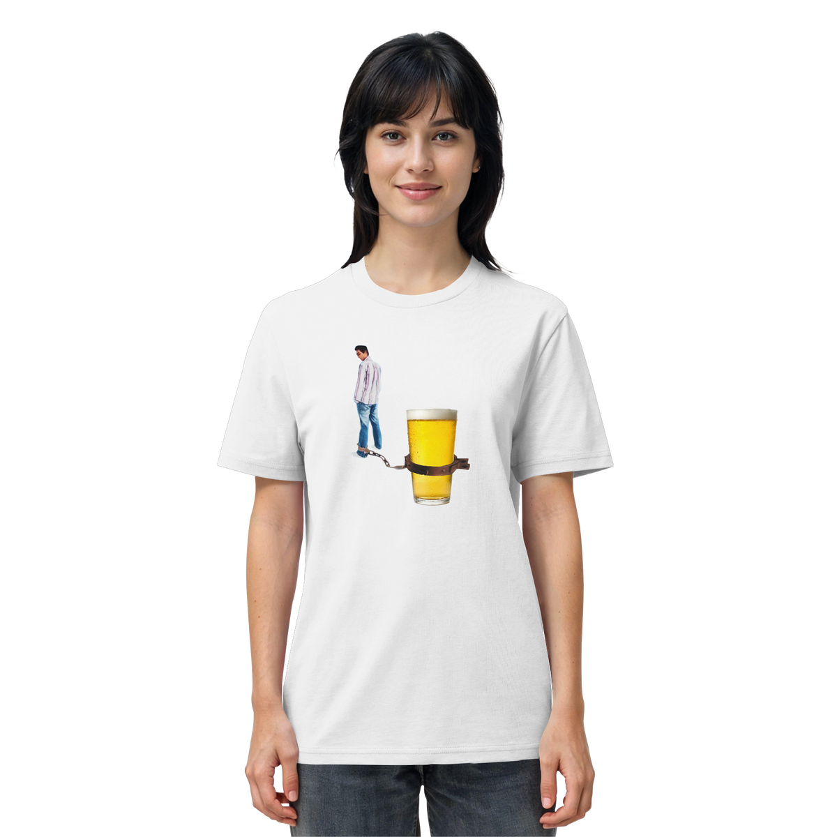 Frau trägt BIER KETTE Meme Shirt in Weiß, Vorderansicht