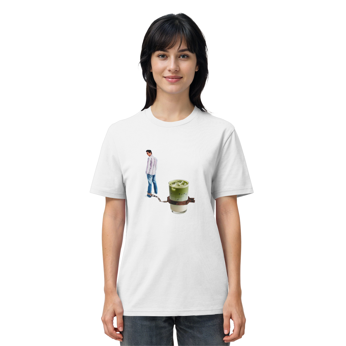 Frau trägt MATCHA KETTE Meme Shirt in Weiß, Vorderansicht