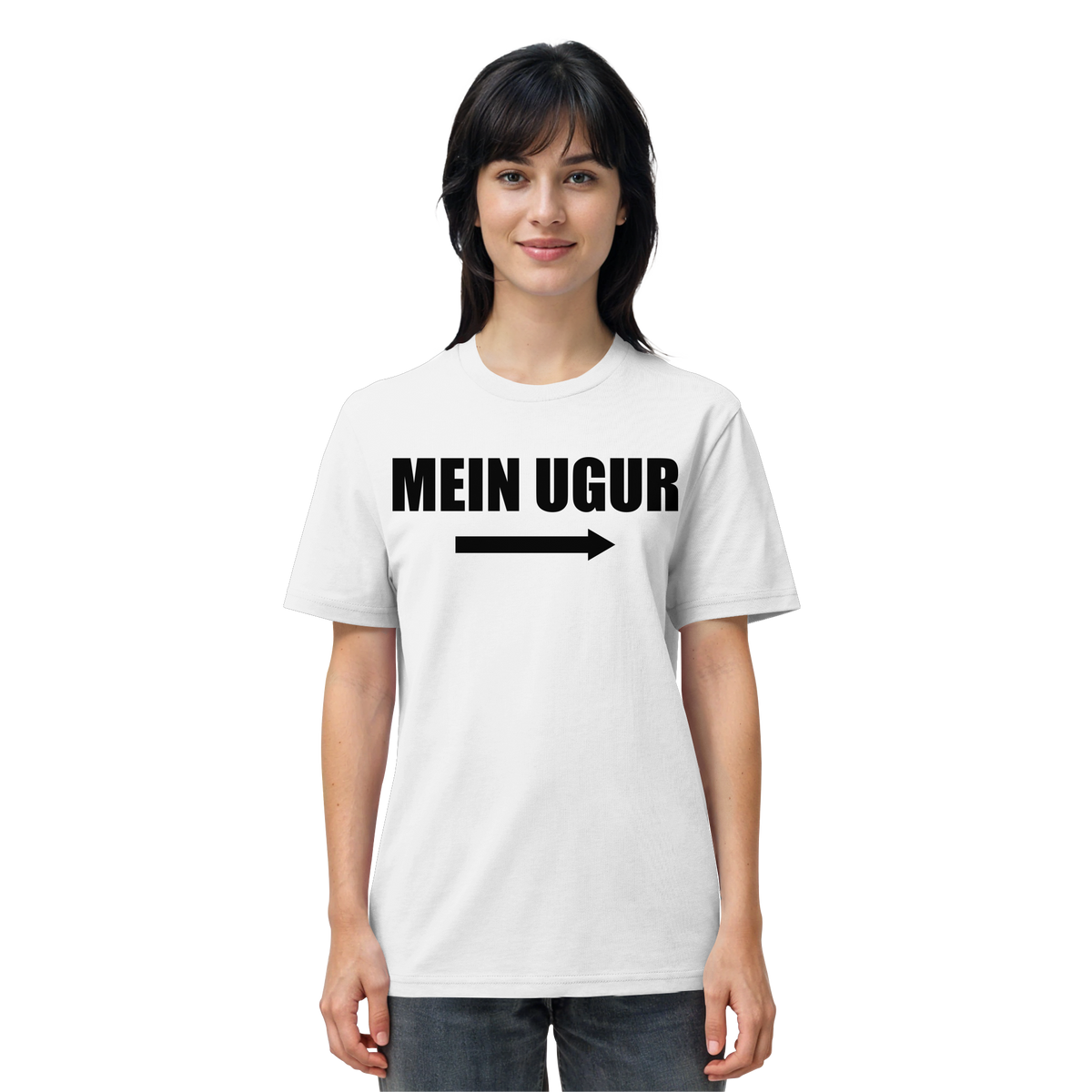 Frau trägt MEIN UGUR Meme Shirt in Weiß, Vorderansicht