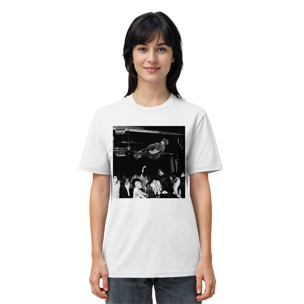 Frau trägt Playboi Carti x Rainer Winkler Meme Shirt in Weiß, Vorderansicht