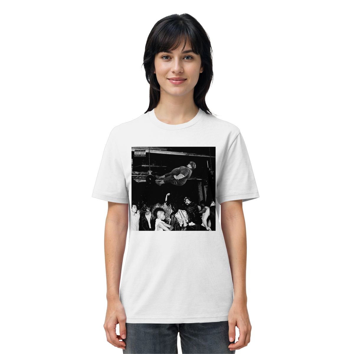 Frau trägt Playboi Carti x Rainer Winkler Meme Shirt in Weiß, Vorderansicht