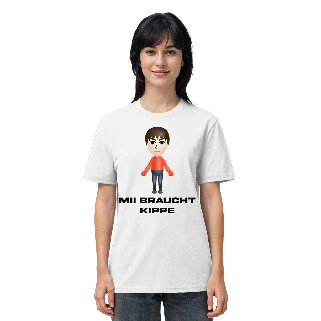 Frau trägt MII BRAUCHT KIPPE Meme Shirt in Weiß, Vorderansicht