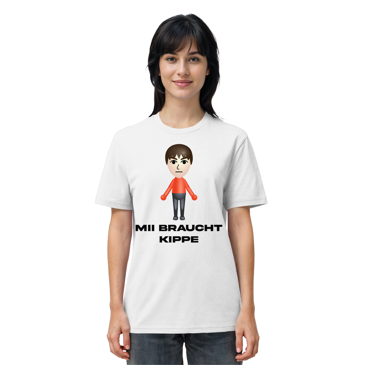 Frau trägt MII BRAUCHT KIPPE Meme Shirt in Weiß, Vorderansicht